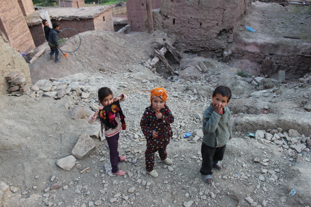 Nieuwsgierige kinderen in Zaouiat