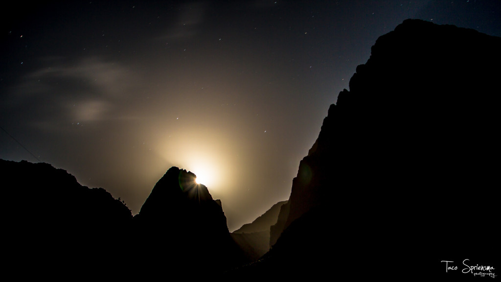 De maan komt te voorschijn achter de Taoujdad (© Taco)